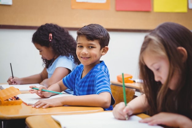 Drukke studenten die aan het werk in de klas werken