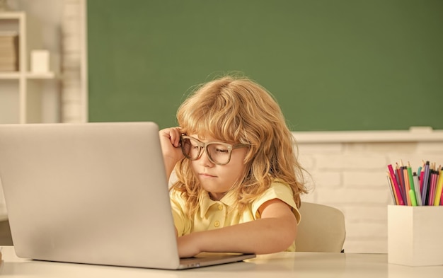 Drukke tienerjongen in de klas terug naar school kennis dag concept van online onderwijs