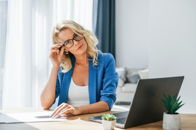 Drukke werkdagen Vrouw in vrijetijdskleding is binnen thuis