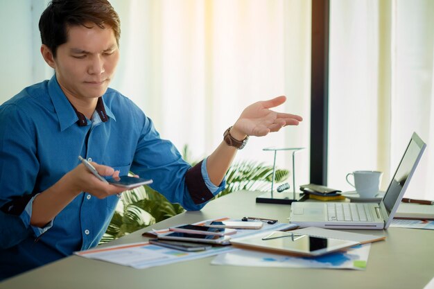 Foto drukke zakenman onder stress als gevolg van overmatig werk.