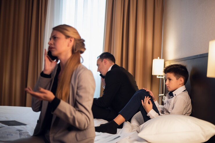 Drukke zakenmensen op zakenreis met hun zoon