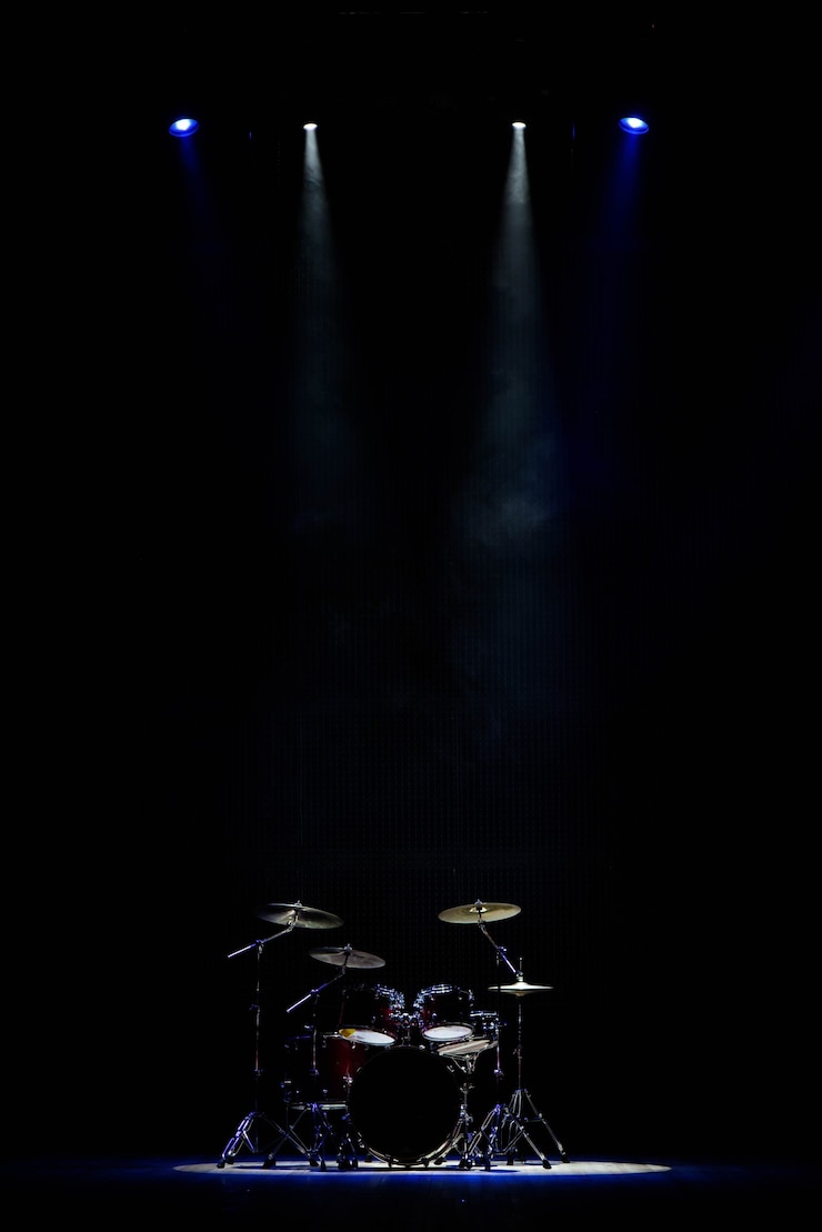 Drummer drummen op het podium