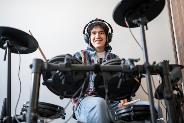 Photo drummer practicing at home