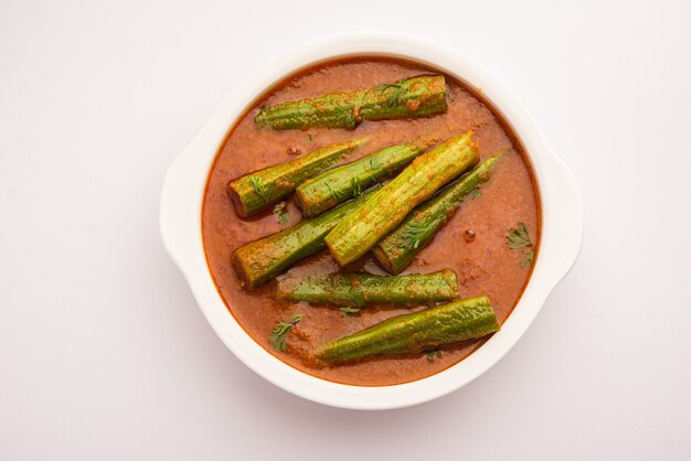 Drumstick Curry‚Â is een heerlijk en pittig groentejus of droog recept dat wordt bereid met moringa-sticks en kruiden. Gezond Indiaas eten
