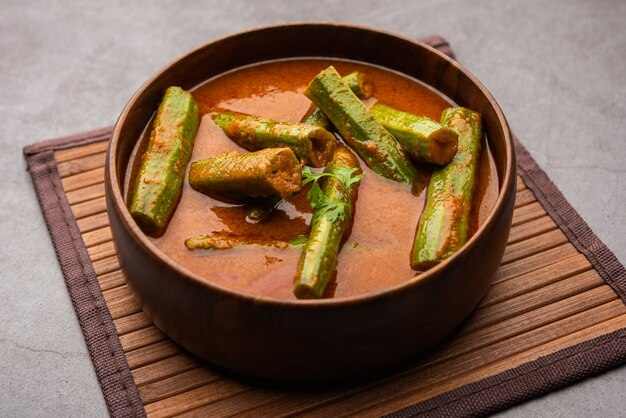 Drumstick Curry‚Â is een heerlijk en pittig groentejus of droog recept dat wordt bereid met moringa-sticks en kruiden. Gezond Indiaas eten
