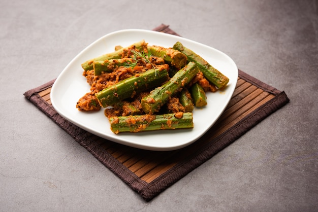 Drumstick Curry는 맛있고 톡 쏘는 야채 그레이비 또는 모 링가 스틱과 향신료를 사용하여 준비된 건식 레시피입니다. 건강한 인도 음식