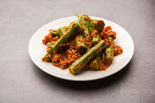 Drumstick Curry는 맛있고 톡 쏘는 야채 그레이비 또는 모 링가 스틱과 향신료를 사용하여 준비된 건식 레시피입니다.