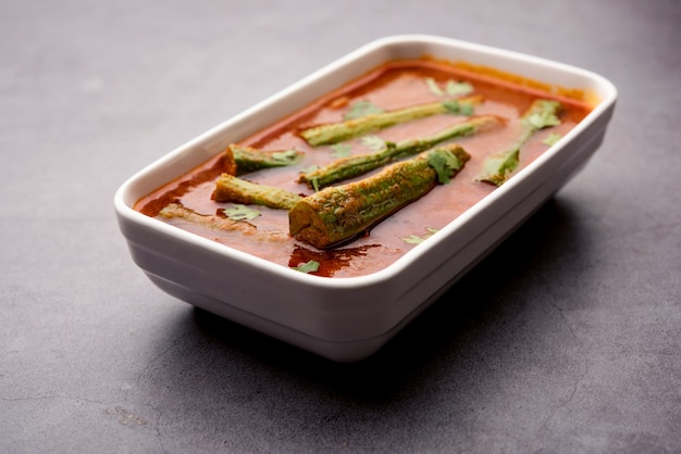 Drumstick Curry‚Â is een heerlijk en pittig groentejus of droog recept dat wordt bereid met moringa-sticks en kruiden. Gezond Indiaas eten