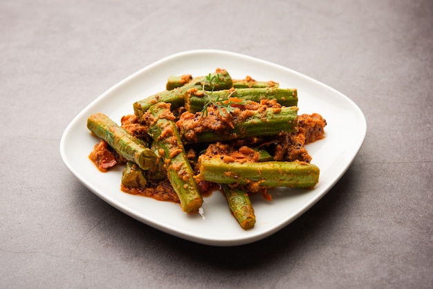 Drumstick Curry‚Â is een heerlijk en pittig groentejus of droog recept dat wordt bereid met moringa-sticks en kruiden. Gezond Indiaas eten