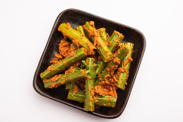 Drumstick Curry‚Â is een heerlijk en pittig groentejus of droog recept dat wordt bereid met moringa-sticks en kruiden. Gezond Indiaas eten