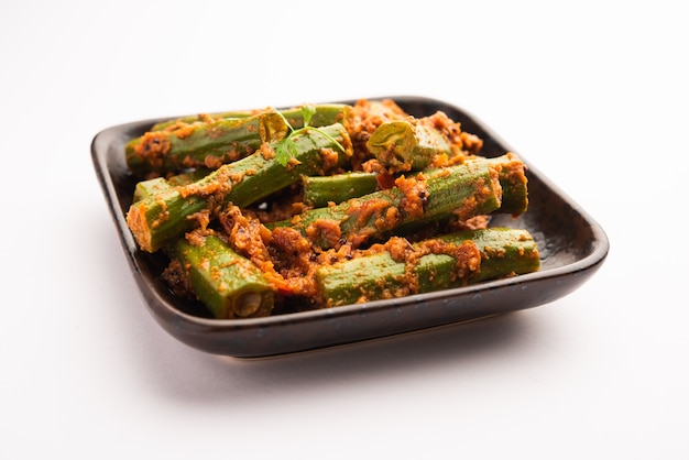 Drumstick curry is een heerlijk en pittig groentejus of droog recept dat wordt bereid met moringa-sticks en kruiden