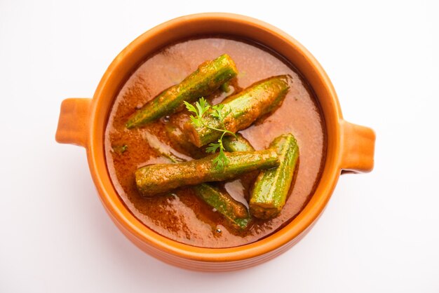 Drumstick Curry is een heerlijk en pittig groentejus of droog recept dat wordt bereid met moringa-sticks en kruiden