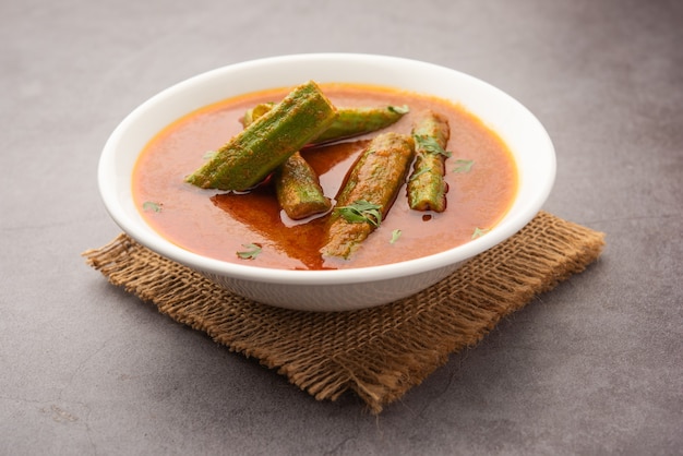 Drumstick CurryÃ - это вкусный и острый овощной соус или сухой рецепт, который готовится с использованием палочек моринги и специй. Здоровая индийская еда