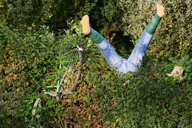 Drunk bicyclist crashed into bushes