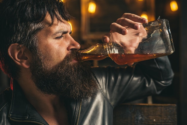 Фото Пьяный человек в проблеме алкоголизма концепция злоупотребления алкоголем и наркомании алкогольная зависимость пьяный человек
