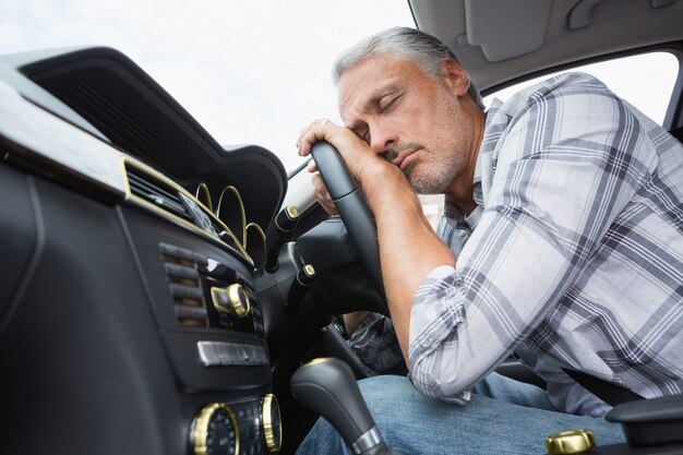 Foto uomo ubriaco accasciato sul volante