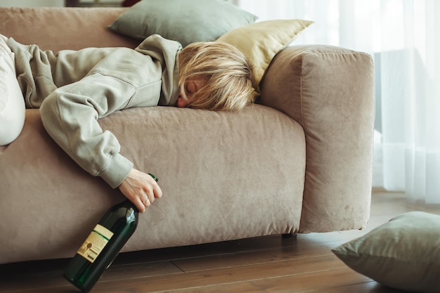 Пьяная женщина спит на диване