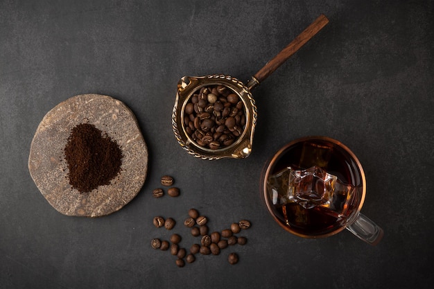 Druppel koffie en koffiebonen op de vintage tafel