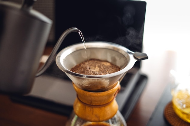 Foto druppel koffie in een pot