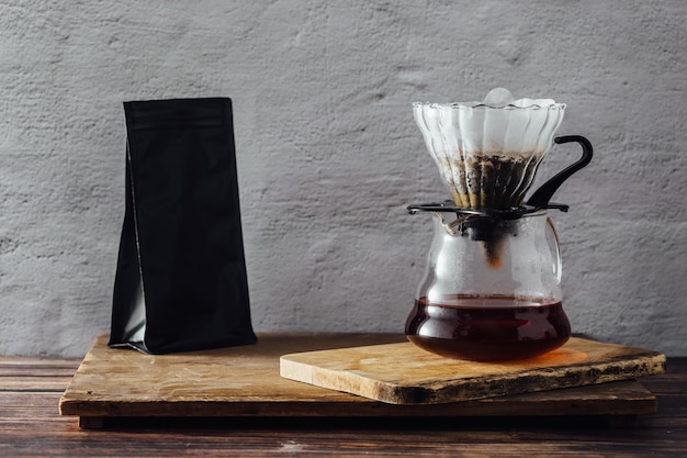 druppel koffie op houten tafel achtergrond