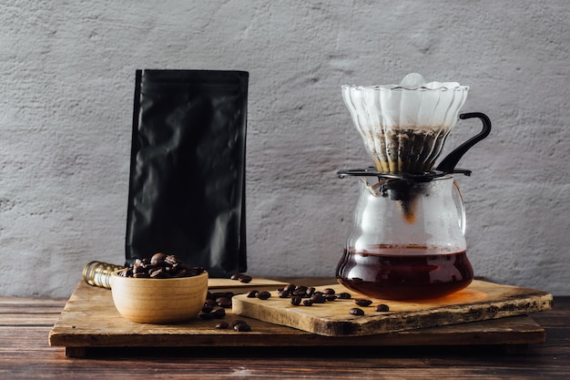 Druppel koffie op houten tafel achtergrond