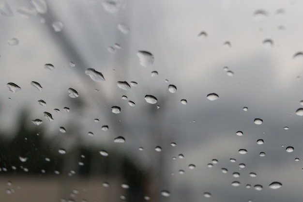 Foto druppel regen op de voorruit van de auto