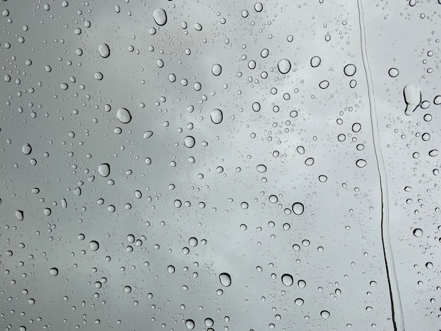 Druppel water op autospiegel, verkeersopstopping