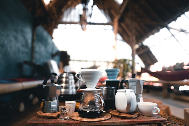 Druppelkoffie, Druipende koffie op een tafel in een landelijk café.