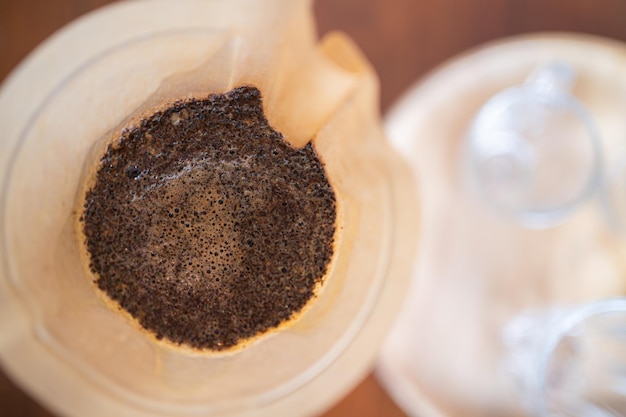 Druppelkoffie heet arabica koffiebrouwproces met de hand door professionele voorbereiding voor het brouwen van infuuskoffie