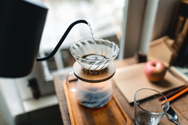 Druppelkoffie in huis,Een heet water gieten over een infuuskoffie