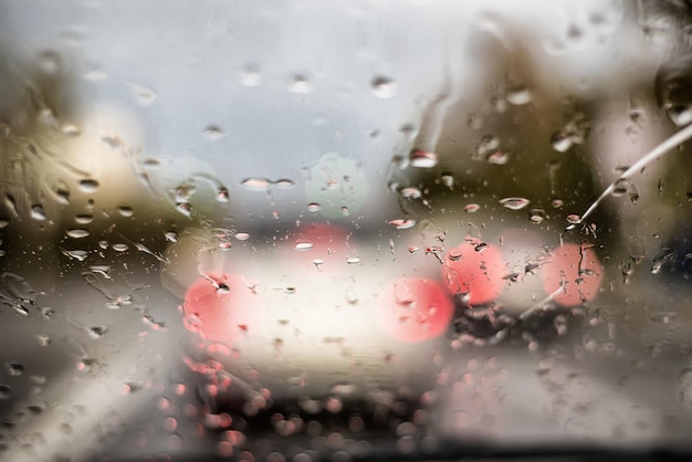 Druppels regen op een glas