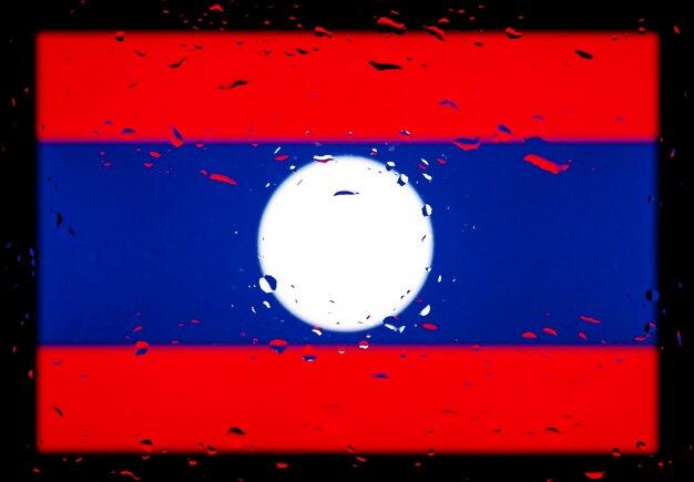 Druppels water op de vlag van Laos achtergrond Ondiepe scherptediepte Selectieve aandacht Afgezwakt