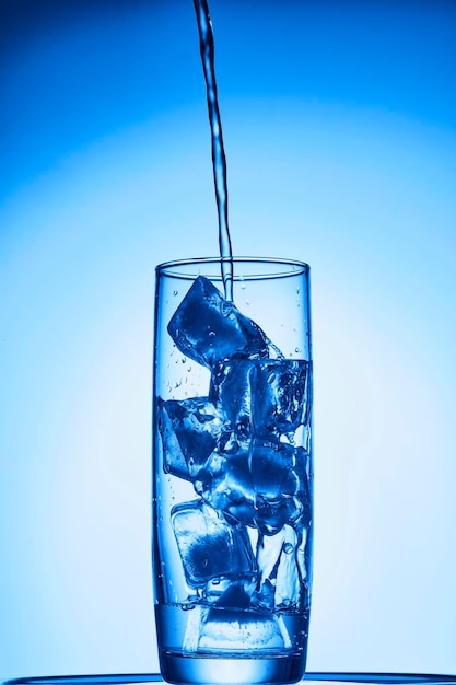 Druppels water vallen in diepblauw water