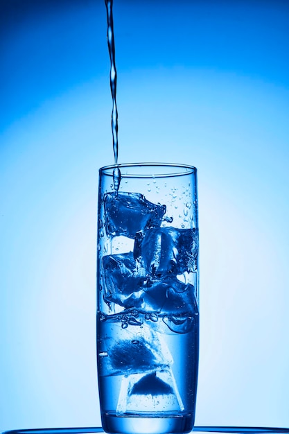 Druppels water vallen in diepblauw water