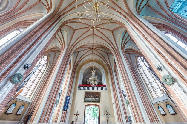 Foto druskeninkai litouwen september 2019 binnenkoepel en omhoog kijkend in een oud katholieke gotische kerkplafond