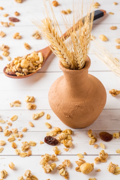 Foto colazione secca a base di fiocchi d'avena, granuli e noci.