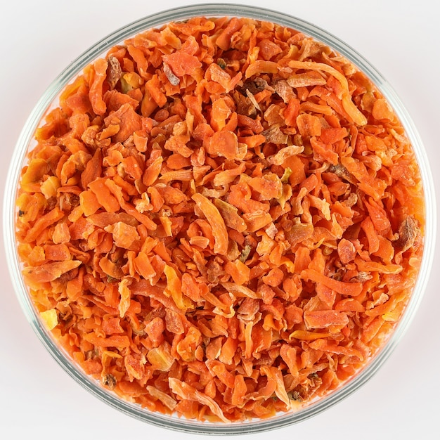 Photo dry carrot pieces in a glass bowl