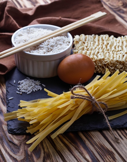 마른 중국 계란 국수와라면