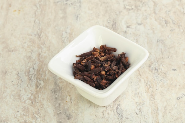 Dry Clove aroma in the bowl