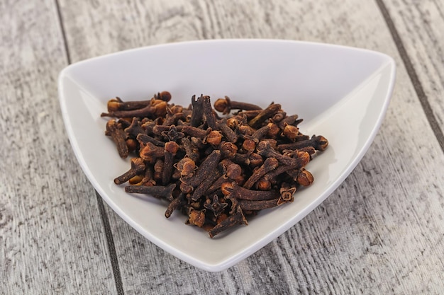 Dry clove seeds