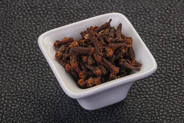 Dry clove seeds