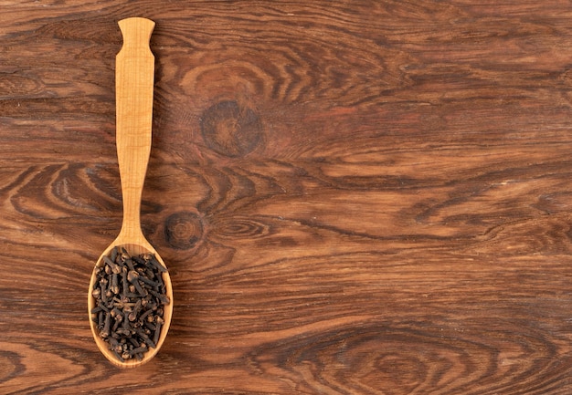 Dry cloves in spoon