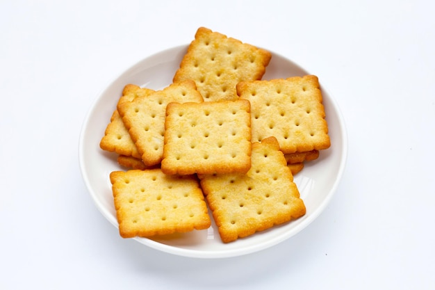 Biscotti secchi del cracker su fondo bianco