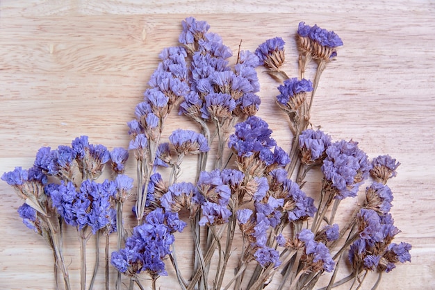 Foto fiore secco sulla tavola di legno