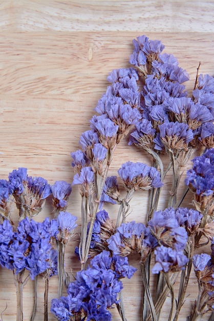 Foto fiore secco sulla tavola di legno