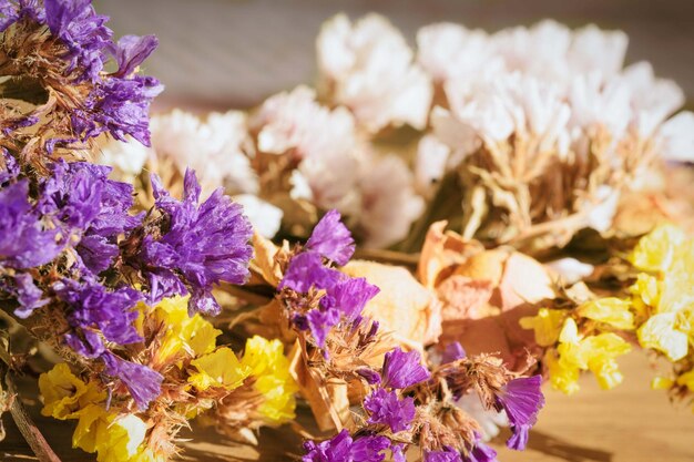 Foto i fiori secchi giacciono sul tavolo è mattina è la luce del sole del mattino