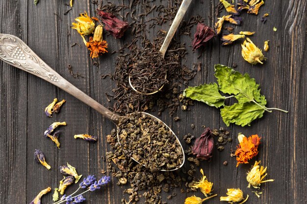 Photo dry green and black tea flower tea on a dark background top view closeup