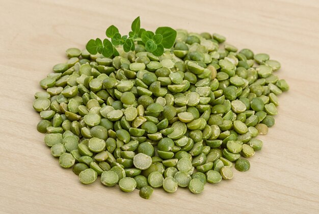 Dry green peas