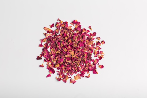 Petali di rose rosse medicinali a base di erbe secche su sfondo bianco isolato