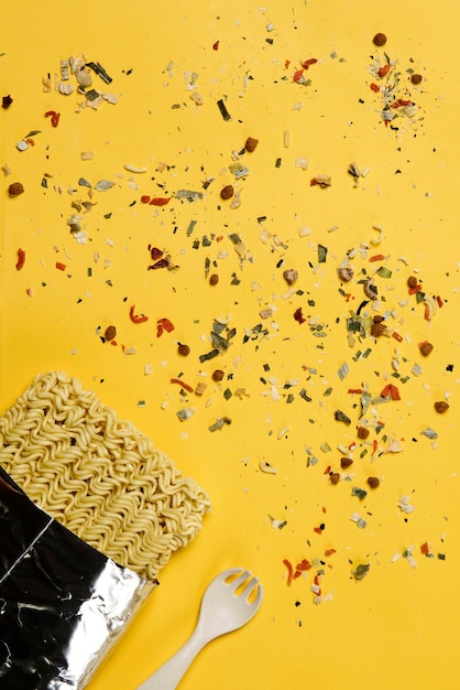 Foto tagliatelle istantanee asciutte su giallo